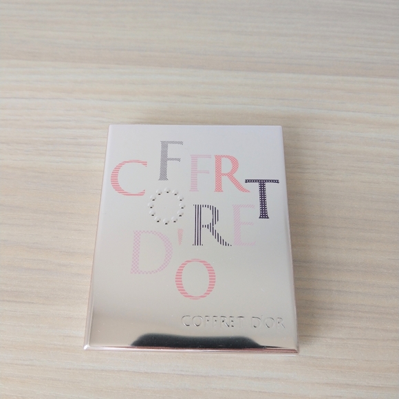 Kanebo eyeshadow palette - Picture 2 of 2